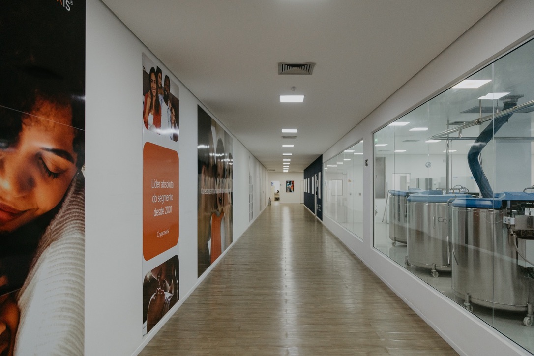Corredor do Laboratório Axis Biotec - ambiente estéril de alta tecnologia